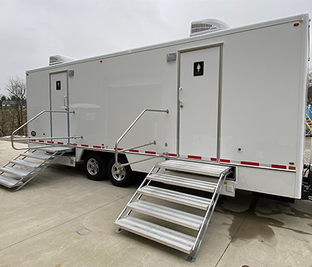 8-stall-shower-trailer-2